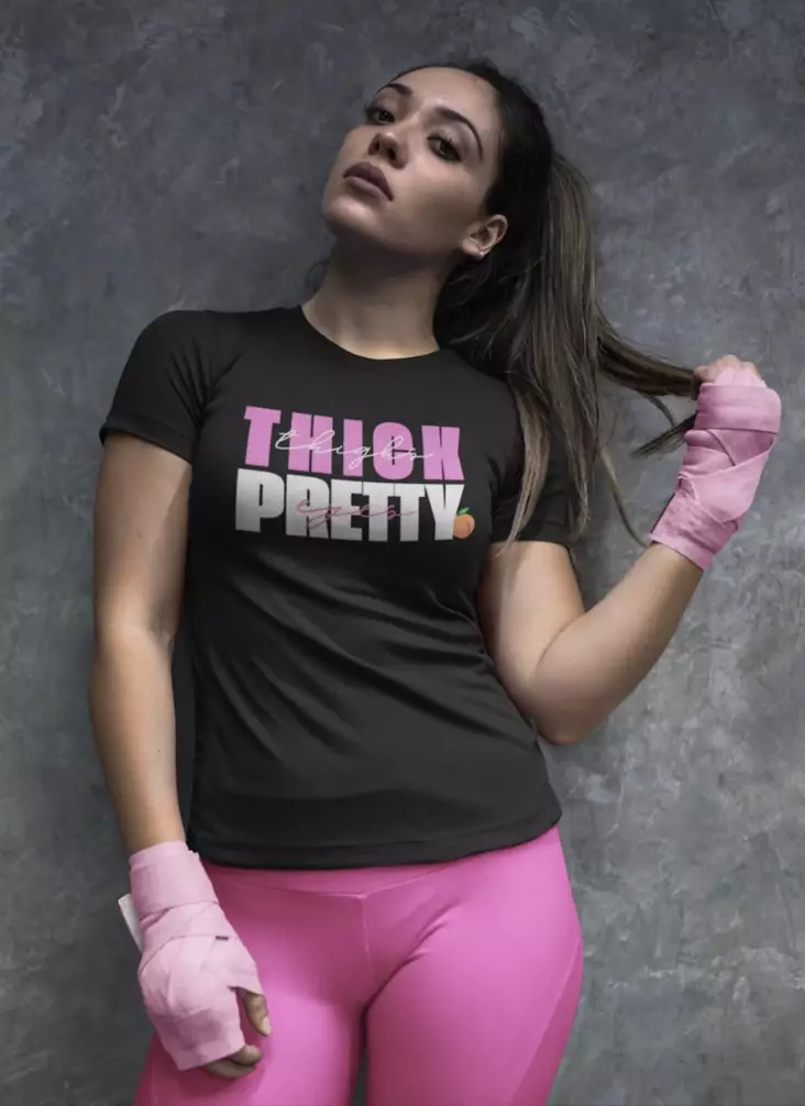 Attitude Gym Wear THICK THIGHS, PRETTY EYES t-paita - Naisten yläosat - 11362 - 1